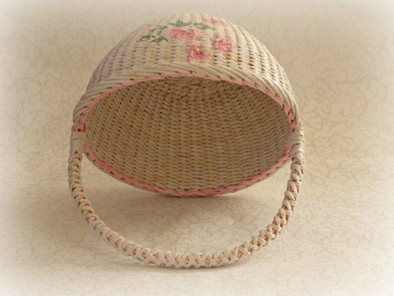 Wicker round beige basket with handle Wedding flower girl basket Handwoven girl basket Basket with flowers Ructik petals basket Gift basket