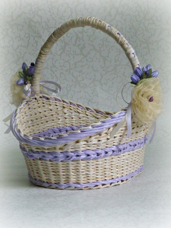 Wicker round beige basket with handle Wedding flower girl basket Handwoven girl basket Basket with flowers Ructik petals basket Gift basket