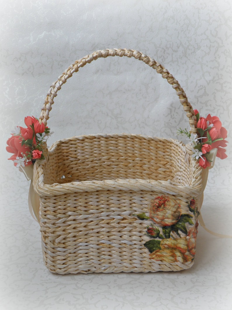 Wicker round beige basket with handle Wedding flower girl basket Handwoven girl basket Basket with flowers Ructik petals basket Gift basket