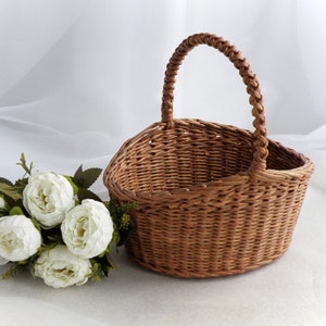 楕円形の籐製フラワーガールバスケット 素朴な結婚式のためのフラワーバスケット 茶色の花びらバスケット ハンドル付きの小さな籐製バスケット ガーデンウェディングバスケット