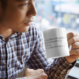 Puede incluir: Taza de caf&eacute; de cer&aacute;mica blanca con texto negro que dice "if(coffee.isEmpty()){ coffee.refill(); } else { coffee.drink();}"