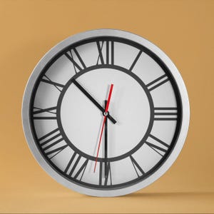 Pu&ograve; includere: Un orologio con cornice argentata e numeri romani su un quadrante bianco. L'orologio ha lancette delle ore e dei minuti nere e una lancetta dei secondi rossa.
