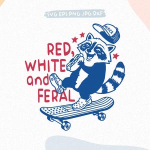 Op de afbeelding: Blauwe en witte afbeelding van een wasbeer op een skateboard, met een pet met "Merica" erop en een hotdog. De tekst "Red, White, and Feral" is rood. Skateboard en sterren hebben een patriottisch thema.