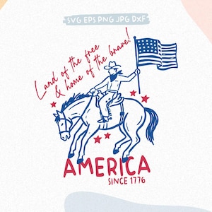 Op de afbeelding: Patriottische illustratie van een cowboy te paard die een Amerikaanse vlag zwaait. Het ontwerp bevat de tekst "Land of the free & home of the brave!" en "AMERICA SINCE 1776" in rood en blauw.