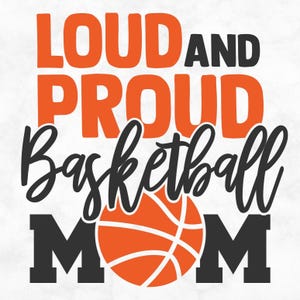 K&ouml;nnte beinhalten: Grafikdesign mit den Worten "LOUD AND PROUD Basketball MOM" in Orange und Schwarz. Eine Basketball-Grafik befindet sich in der Mitte. Das Design hat einen wei&szlig;en Hintergrund.