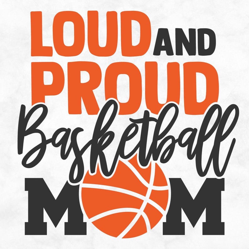 K&ouml;nnte beinhalten: Grafikdesign mit den Worten "LOUD AND PROUD Basketball MOM" in Orange und Schwarz. Eine Basketball-Grafik befindet sich in der Mitte. Das Design hat einen wei&szlig;en Hintergrund.