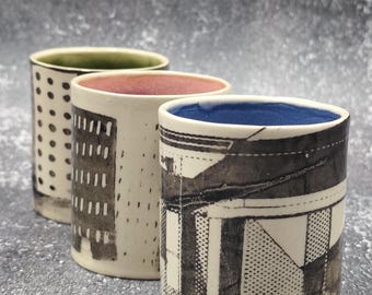 Handgemachte Keramik Espresso Tassen Set | Geometrische Stadt Druck auf Schwarz, lebendige Glasur Innen