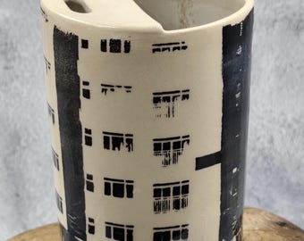 Handgemachter Keramik Reisebecher – Moderne Architektur, 10 oz