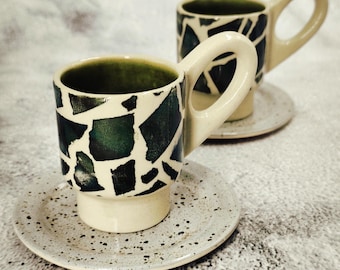 Set von handgefertigten Tassen mit Untertassen - Green Terazzo Pattern, italienischer Kaffee, Espresso-Liebhaber-Geschenk