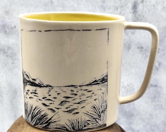Handgemachte Keramiktasse – Dystopian Wasteland Print, innen gelb, 300ml, Eco Lover Cup