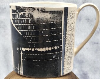Handgefertigte Tasse - Einzigartige Keramikkunst mit Urban Print, umweltfreundlich, Küchendekoration, spülmaschinenfest