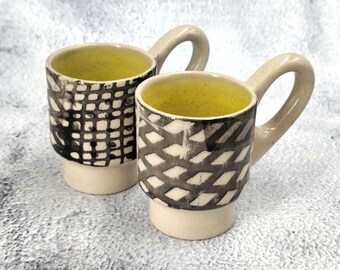 Kaffeetassen-Set für zwei Personen - Lebendiges Gelb innen, geometrischer Druck, umweltfreundliches, minimalistisches Geschenk