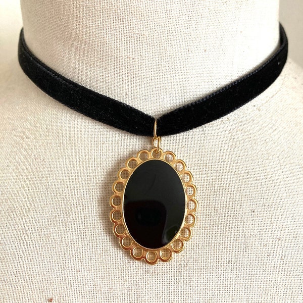 Collier ras de cou en velours noir avec pendentif ovale émaillé noir et or