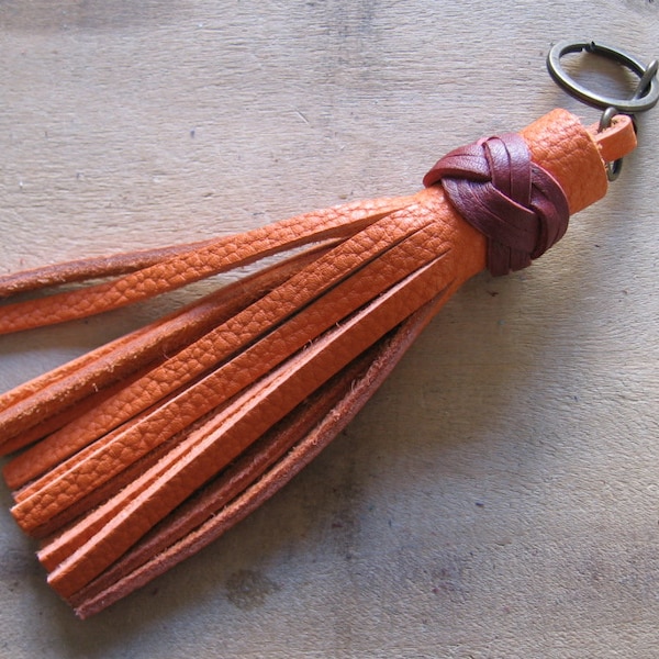 Long pompon porte-clé/bijou de sac en cuirs orange et bordeaux