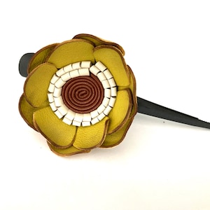 Large flower hair clip in anise, beige and fawn leather