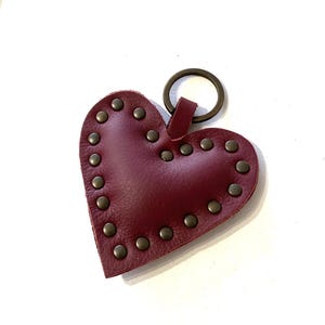 Porte-clés coeur en cuir clouté bordeaux
