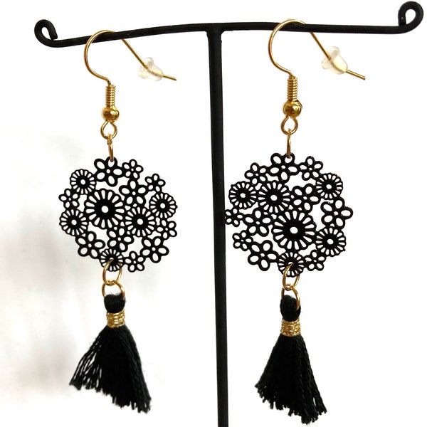 Longues boucles d'oreilles estampe métal noir et pompon noir et or