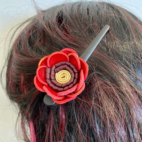 Petite pince à cheveux fleur en cuir rouge