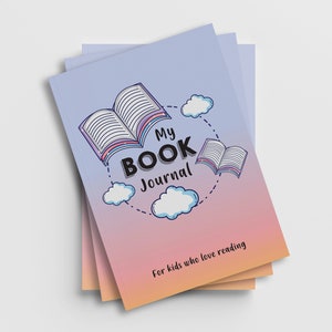 K&ouml;nnte beinhalten: Ein Stapel pastellblauer und rosafarbener Journale mit einem Comic-Buch und Wolken auf dem Cover. Der Text auf dem Cover lautet "My Book Journal" und "For kids who love reading".