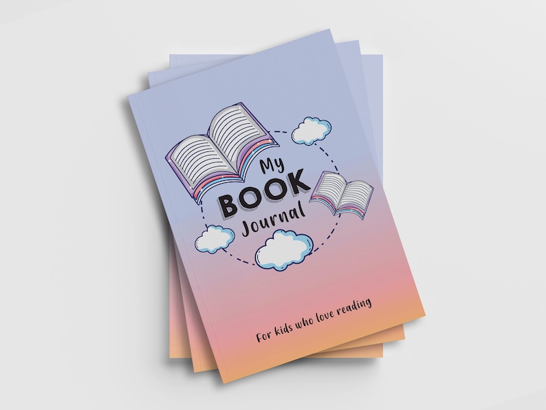 K&ouml;nnte beinhalten: Ein Stapel pastellblauer und rosafarbener Journale mit einem Comic-Buch und Wolken auf dem Cover. Der Text auf dem Cover lautet "My Book Journal" und "For kids who love reading".