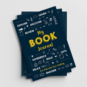 K&ouml;nnte beinhalten: Ein Stapel blauer Notizb&uuml;cher mit den Worten "My Book Journal" in gelben Buchstaben. Der Einband ist mit wei&szlig;en Illustrationen von B&uuml;chern, Gl&uuml;hbirnen und anderen Leseutensilien verziert. Der Text "For kids who love reading" ist ebenfalls enthalten.
