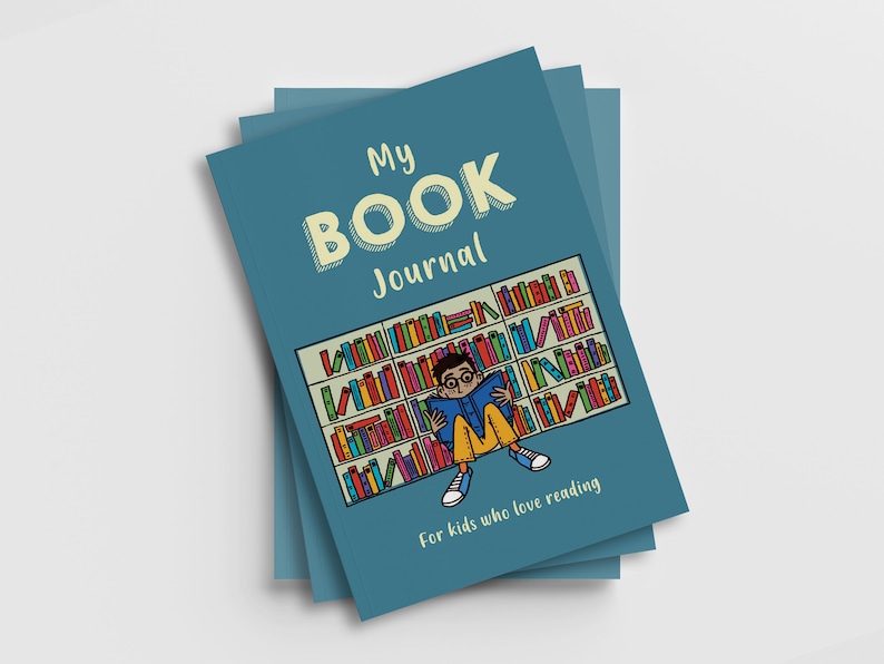 K&ouml;nnte beinhalten: Ein blaues Journal mit dem Text "My Book Journal" in gelben Buchstaben. Der Umschlag zeigt eine Comic-Illustration eines Kindes, das in einer Bibliothek mit Regalen voller bunter B&uuml;cher ein Buch liest. Der Text "For kids who love reading" befindet sich am unteren Rand des Umschlags.
