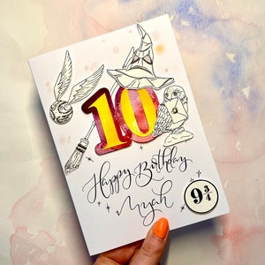 Tarjeta de cumpleaños de mago / Tarjeta de escuela de magia personalizada con nombre y edad / Cumpleaños hechizado para bruja o mago / Regalo para fanáticos de la magia