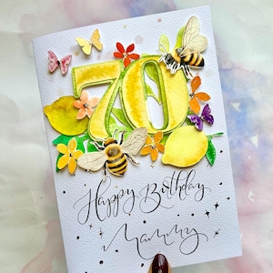 Número/idade do cartão de aniversário personalizado | flores em aquarela, abelha, jardim selvagem, cartão floral com mensagem de caligrafia de aniversário