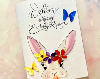 de bébé personnalisée | Lapin avec couronne de fleurs, peint à la main