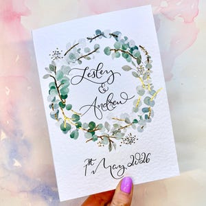 Puede incluir: Un letrero de madera rústico con el texto "Welcome to our home" en letras blancas. El letrero presenta un acabado envejecido y un diseño sencillo y acogedor, perfecto para un porche o entrada.