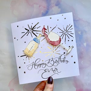 Verjaardagskaart moeder / nieuwe moeder | gepersonaliseerde verjaardagskaart | wijn en babyfles proost | kersverse moeder cadeau