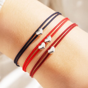 Pulsera de plata de ley con forma de corazón pequeño: cordón impermeable, tobillera ajustable.