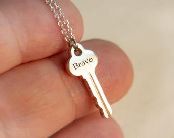 パーソナライズされたスターリングシルバーのキーネックレス：イニシャルネームの刻印、上品なジュエリー