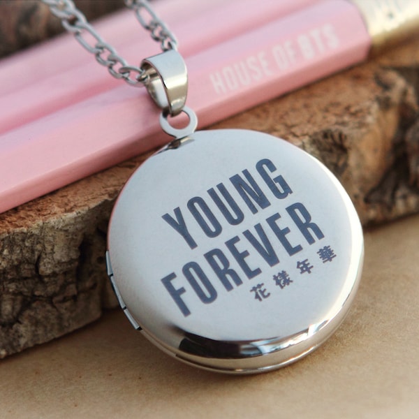 BTS Young Forever Inspired Circle Locket Collier | collier de médaillon circulaire en acier inoxydable gravé, collier de médaillon avec photo