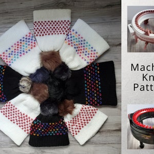 K&ouml;nnte beinhalten: Sechs gestrickte M&uuml;tzen mit bunten Streifen und Bommeln. Die M&uuml;tzen sind in einem Kreis auf einer Holzoberfl&auml;che angeordnet. Das Bild zeigt auch eine Nahaufnahme einer Strickmaschine. Strickmuster f&uuml;r die Maschine.