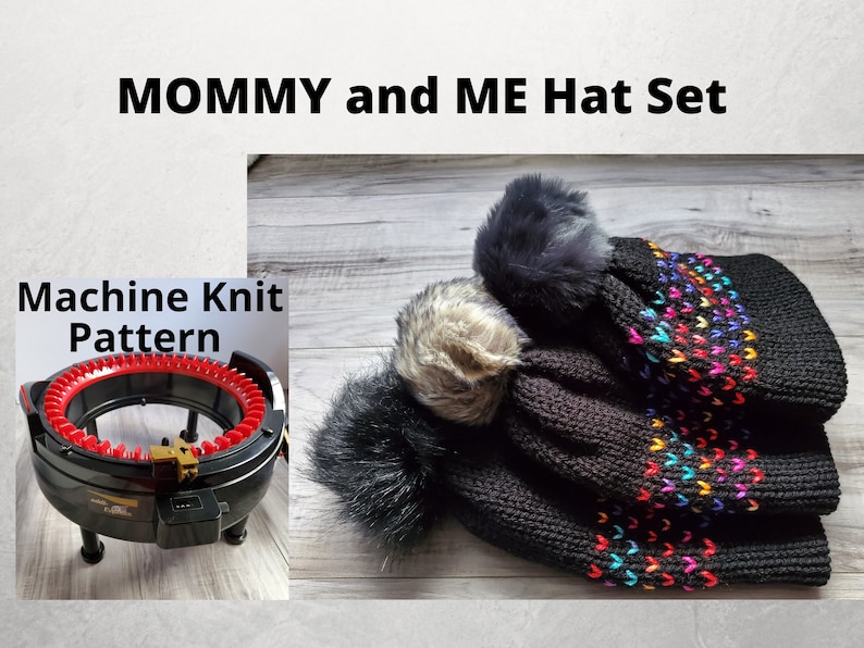 K&ouml;nnte beinhalten: Ein Set aus zwei schwarzen Strickm&uuml;tzen mit bunten Herzmustern und flauschigen Bommeln. Die M&uuml;tzen werden mit einem runden Strickrahmen gezeigt, was auf ein DIY-Projekt hindeutet. "Mommy and Me Hat Set" und "Machine Knit Pattern" sind im Bild zu sehen.