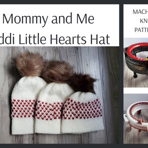 K&ouml;nnte beinhalten: Drei wei&szlig;e Strickm&uuml;tzen mit roten Herzmustern und braunen Kunstfellbommeln. Die M&uuml;tzen sind in einer Reihe von der gr&ouml;&szlig;ten bis zur kleinsten angeordnet. Das Bild enth&auml;lt den Text "Mommy and Me Addi Little Hearts Hat" und "MACHINE KNIT PATTERN".