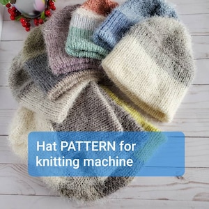 Op de afbeelding: Een verzameling gebreide mutsen in verschillende kleuren, waaronder blauw, crème en grijs. De mutsen zijn in een cirkelvorm gerangschikt. De afbeelding bevat de tekst "Hat PATTERN for knitting machine".
