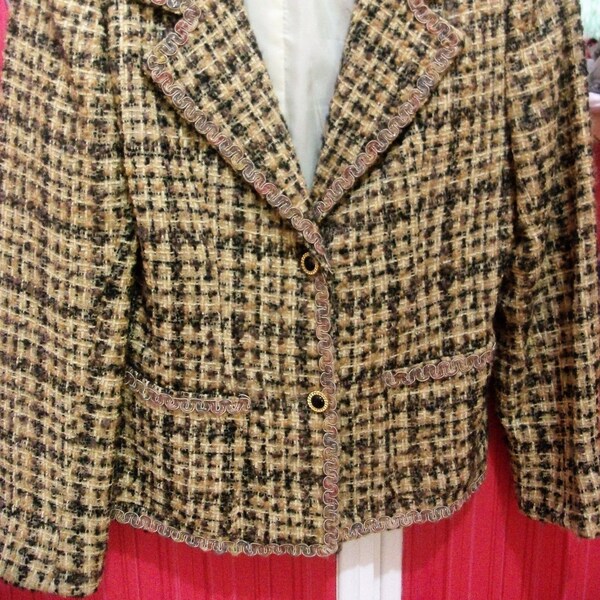 Veste Couture en tweed bouclé marron et beige boutons bijoux pour femme