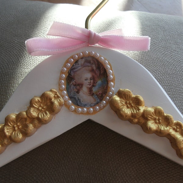 Cintre Marie Antoinette médaillon décor floral