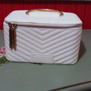 Piccolo beauty case bianco in ecopelle con manico dorato Guinot