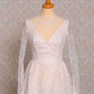 1970s White Lace Ivory Neck Line Lace Women Wedding Dress