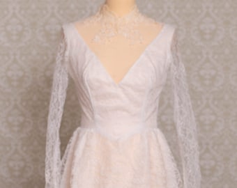 1970s White Lace Ivory Neck Line Lace Women Wedding Dress