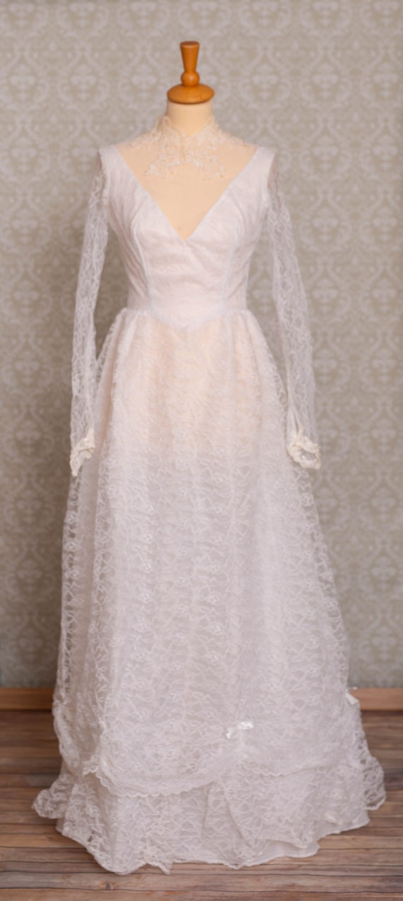 1970s White Lace Ivory Neck Line Lace Women Weddin
