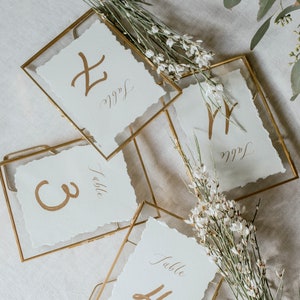 Números de mesa con marco dorado: Letreros de boda escritos a mano