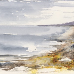 Op de afbeelding: Een aquarel schilderij van een zeelandschap met een bewolkte lucht, een verre kustlijn en een zandstrand op de voorgrond.