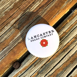 Lancaster Beard Company 1,25&quot; weiße Logo Pin