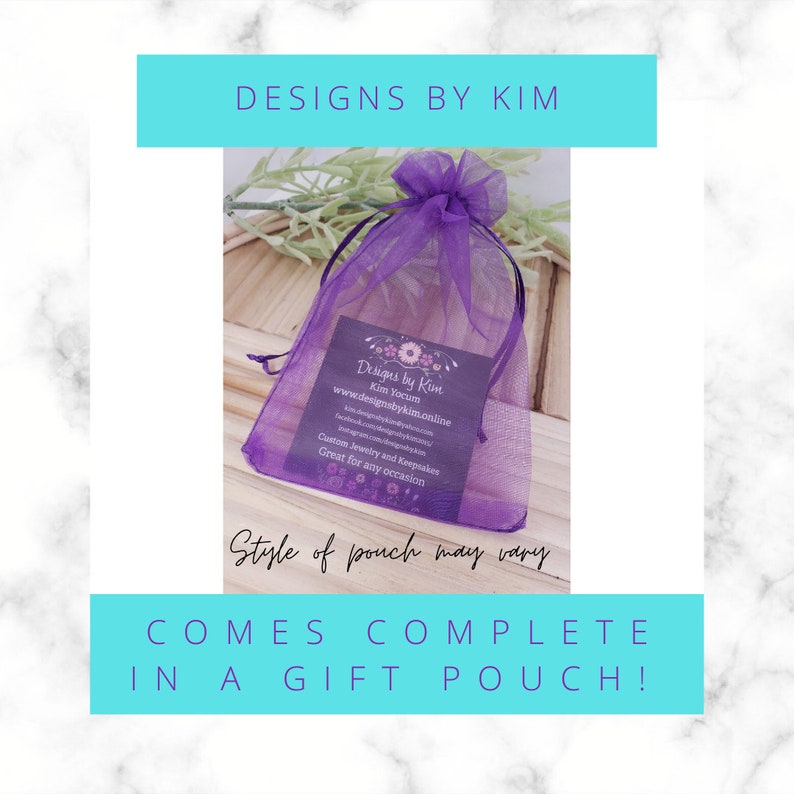 Op de afbeelding: Een paarse organza-geschenkzakje met een klein kaartje erin. Het kaartje heeft de tekst "Designs by Kim" en een website-adres. De tekst "Comes complete in a gift pouch!" staat onder het zakje.