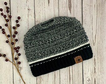 Gray Ponytail Messy Bun Beanie, Ponytail Beanie, Winter Beanie, Ponytail Hat, Winter Hat, Crochet Winter Hat, Messy Bun Winter Hat