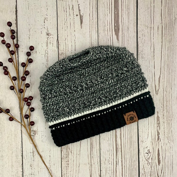 Gray Ponytail Messy Bun Beanie, Ponytail Beanie, Winter Beanie, Ponytail Hat, Winter Hat, Crochet Winter Hat, Messy Bun Winter Hat